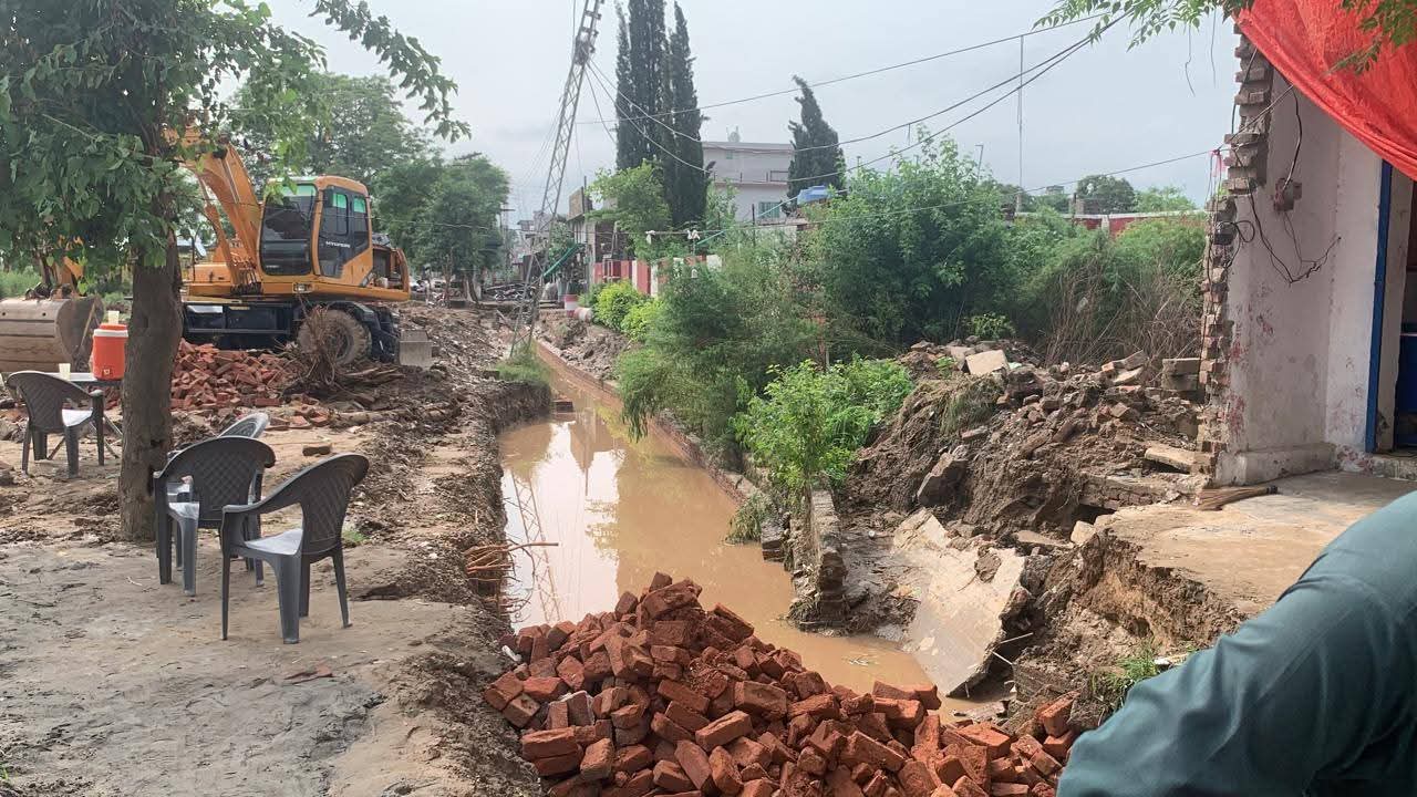 Rs130 million sewerage drain collapses in first rain, public protest over poor construction