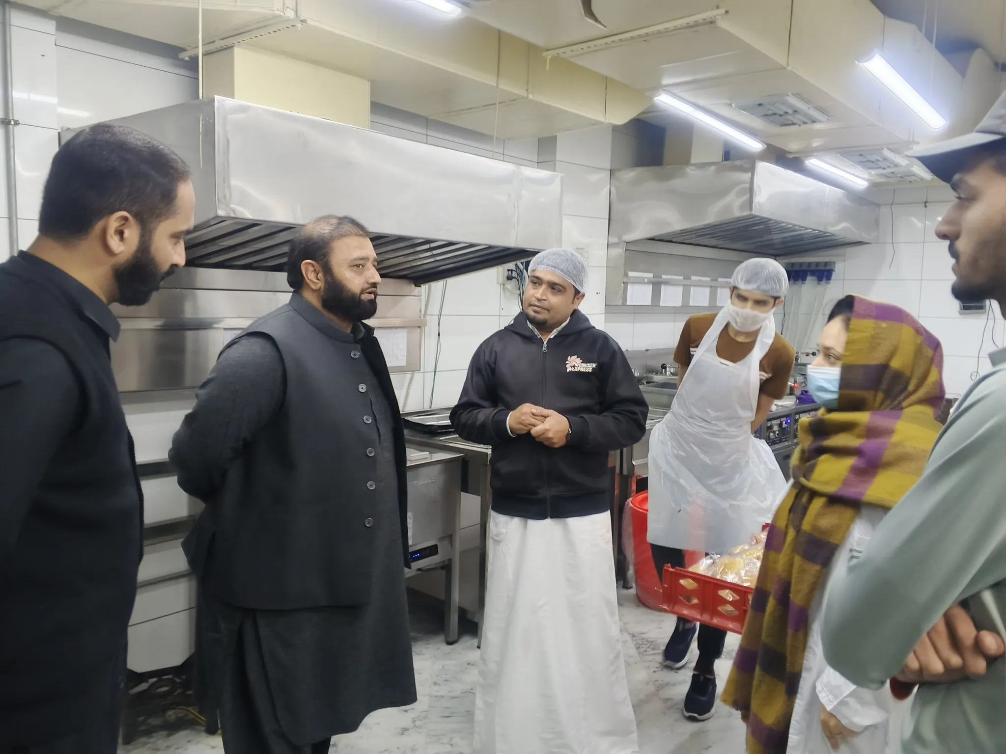 Punjab Food Authority Cracks Down on Food Outlets in Gujrat, Fines Total Rs 40,000 and Destroys Substandard Items