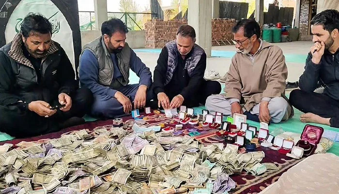 Kashmiris Donate Gold, Cash in Solidarity with Iran