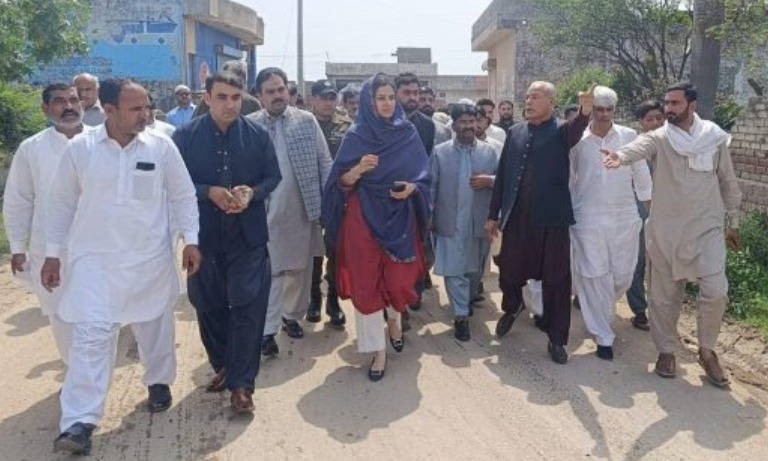 Deputy Commissioner Gujrat Visits Dulanwala, Orders Measures to Resolve Drainage Issue