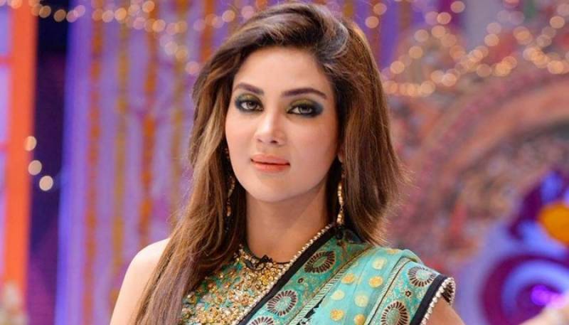 Husband Lifts Fiza Ali on London Street, Video Goes Viral Again