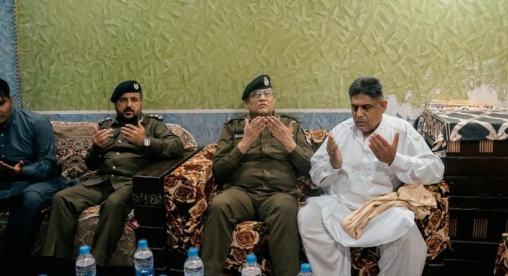 IG Punjab visits families of martyred policemen in Gujrat, offers condolences
