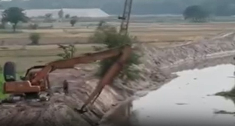Gujrat launches major desilting drive at Nala Halsey after two decades