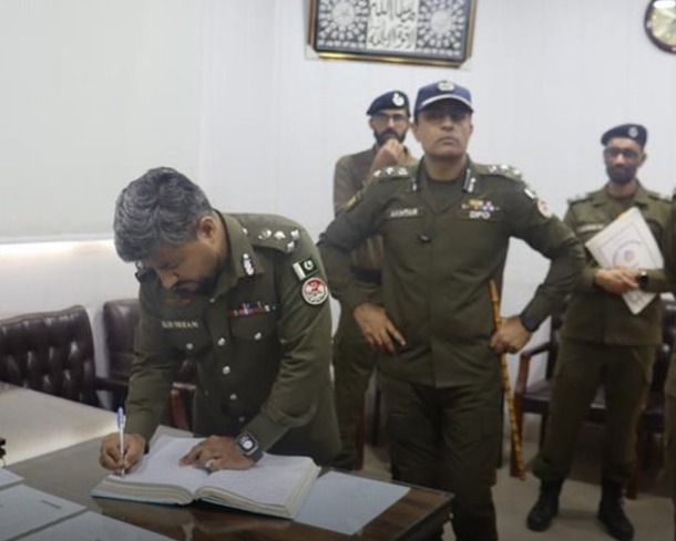 Gujranwala RPO visits Mangowal and Kunjah police stations to review facilities and security arrangements