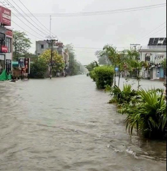 Gujrat Records 100mm Rainfall as Monsoon Deluges Leave Roads Waterlogged