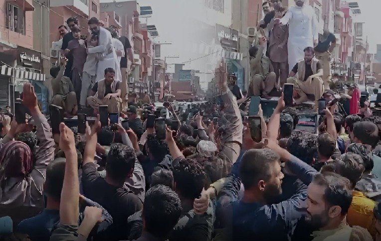 PTI Street Movement: Sohail Afridi Receives Warm Welcome in Gujrat