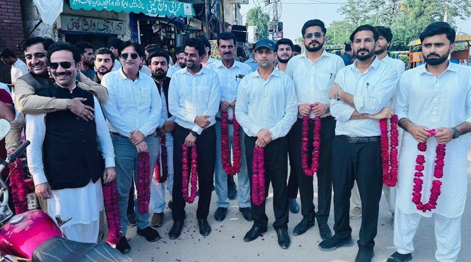 PTI Supporters Welcome Sohail Afridi in Gujrat Amid Street Movement